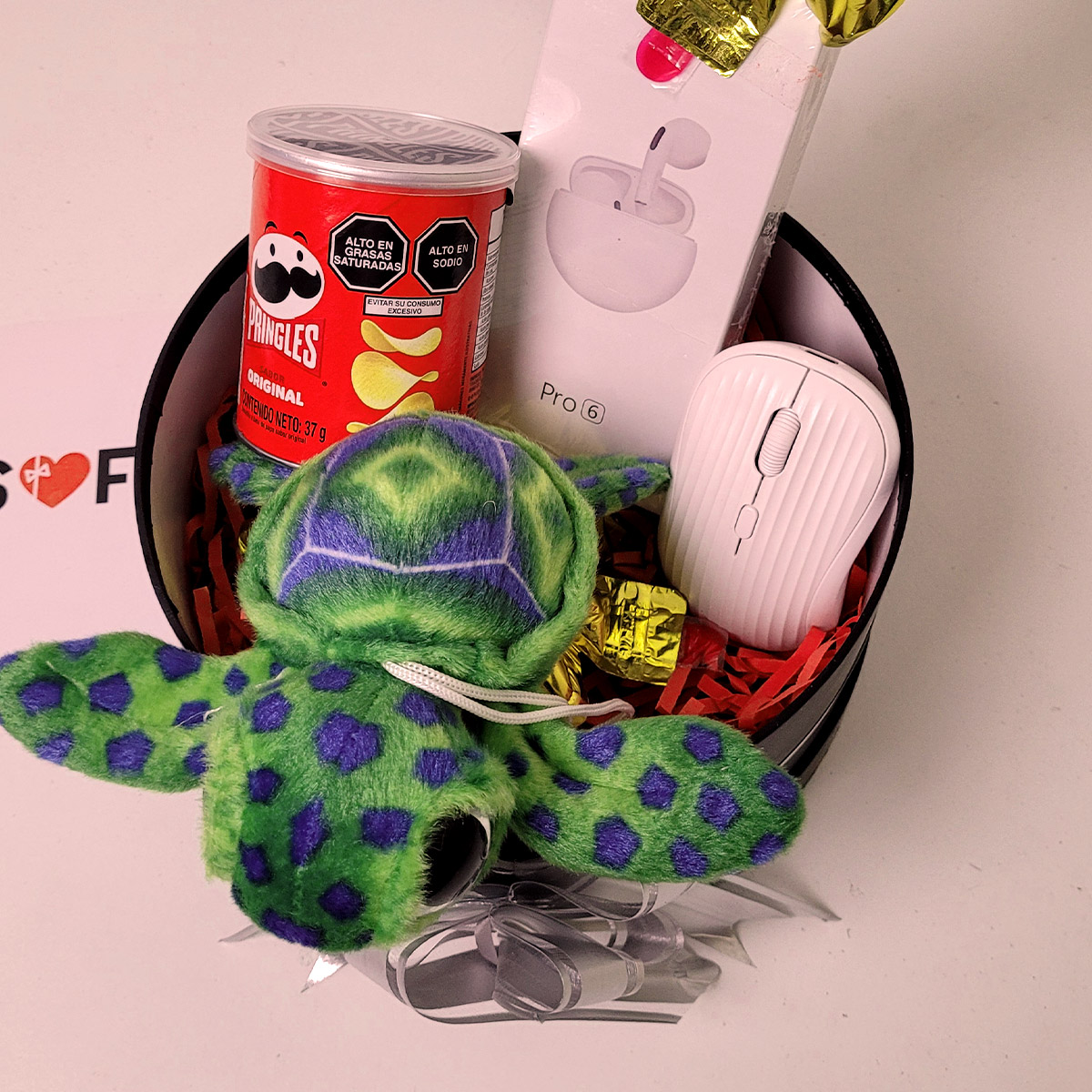 Regalo para hombre con audifonos bluetooth, pringles, peluche y mouse inalámbrico