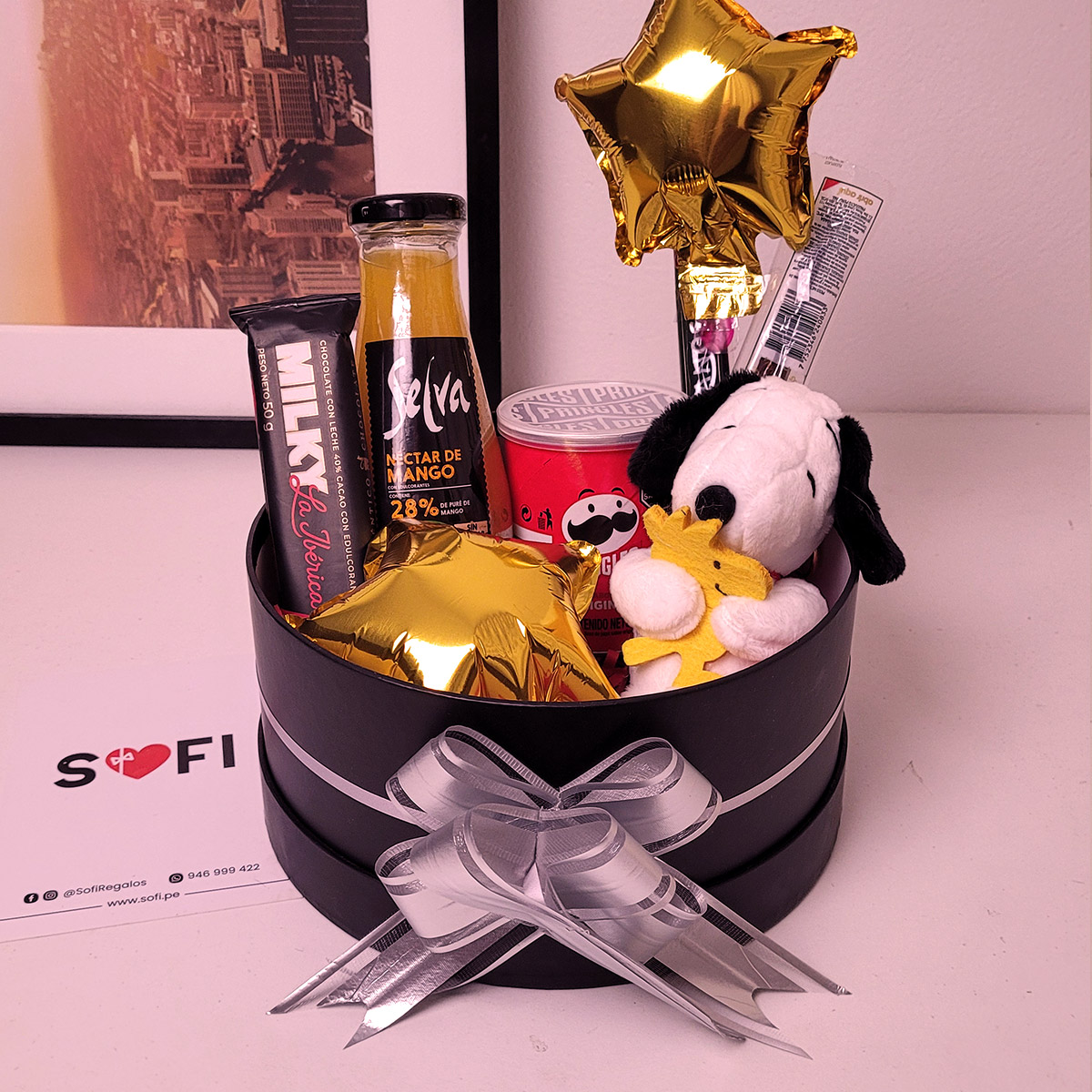 Regalo para hombre con chocolate jugo pringles cabanossi peluche snooppy