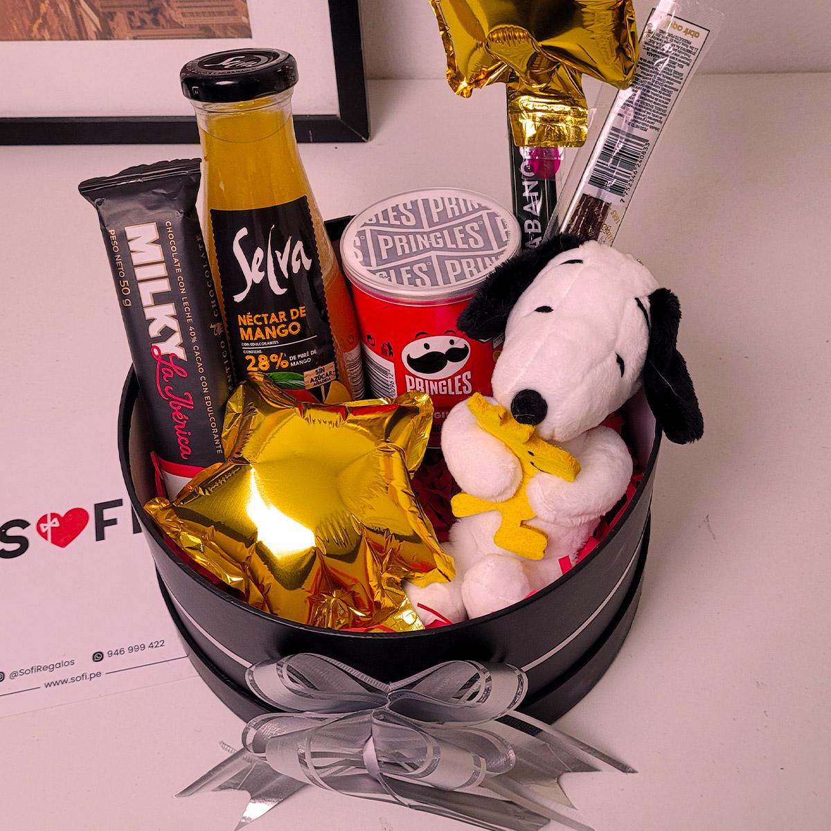 Regalo para hombre con chocolate jugo pringles cabanossi peluche snooppy